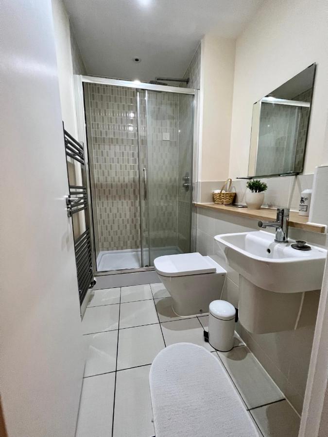 Spacious 2-Bedroom House With Free Parking チャタム エクステリア 写真