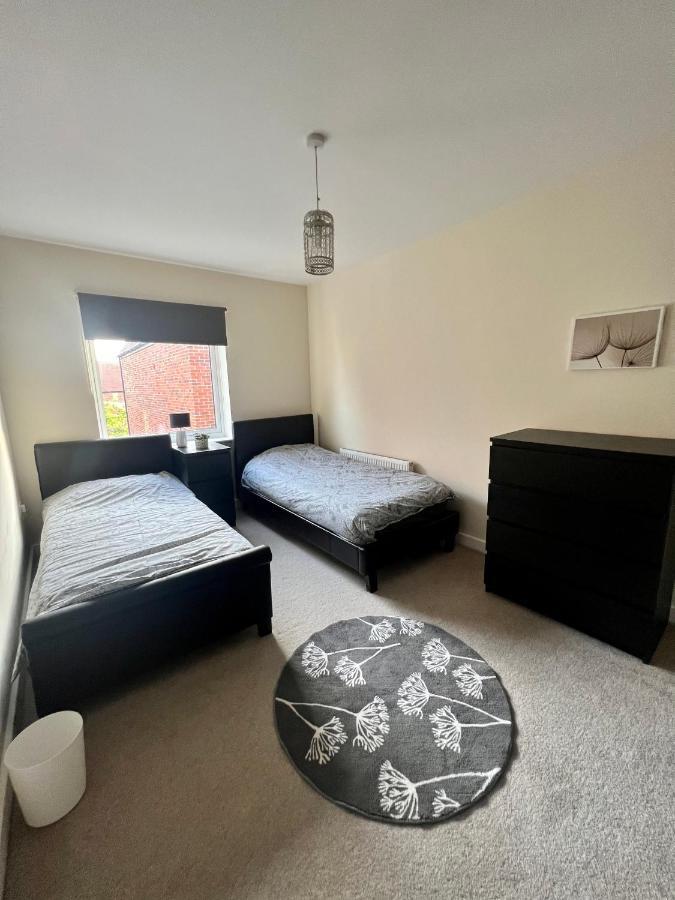 Spacious 2-Bedroom House With Free Parking チャタム エクステリア 写真