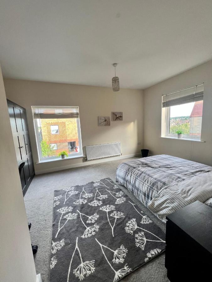 Spacious 2-Bedroom House With Free Parking チャタム エクステリア 写真