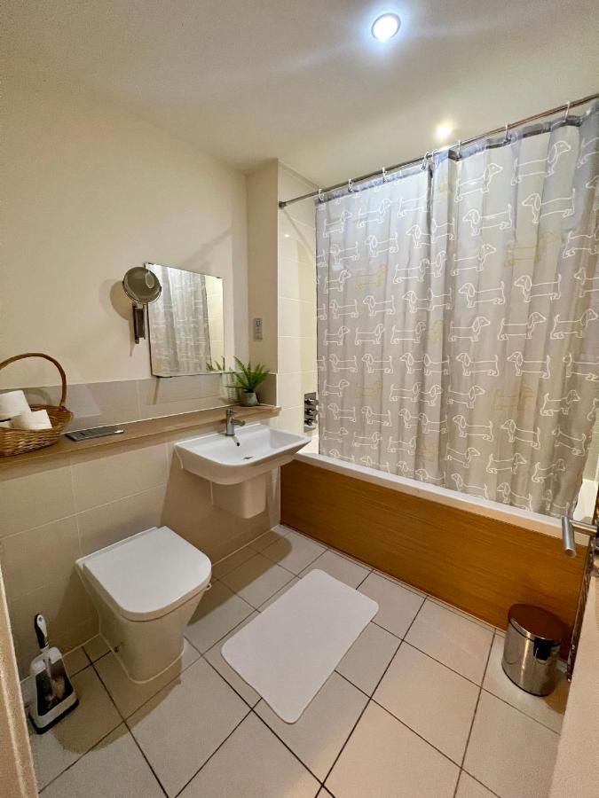 Spacious 2-Bedroom House With Free Parking チャタム エクステリア 写真